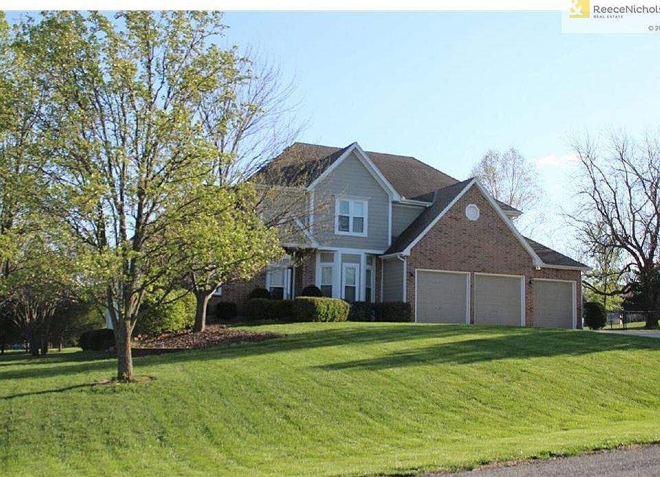BEAUTIFUL LANDSCAPING IN A SECLUDED NEIGHBORHOOD