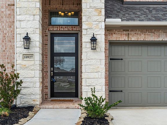 3rd image of 10927 Maple Mist Dr