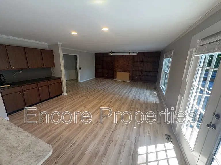 824 Hayden Ave — Photo 3