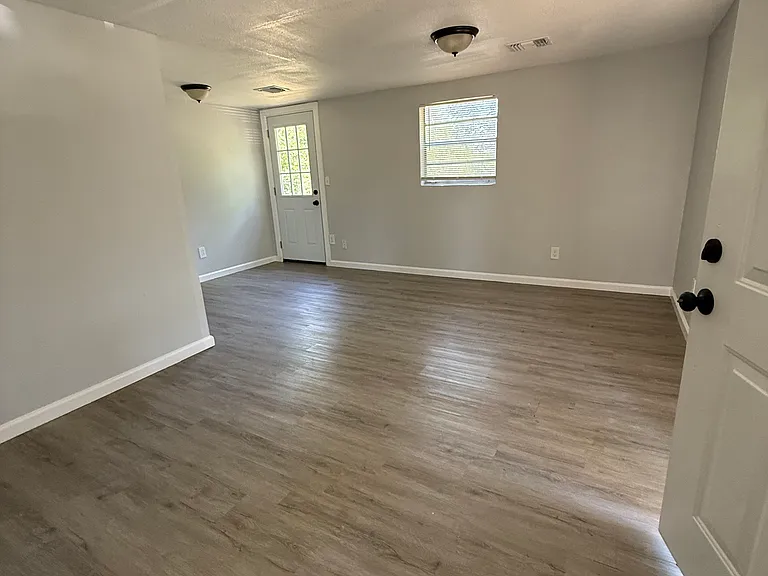 1209 Glenda Dr — Photo 5