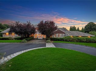 192 W Shore Rd, Great Neck, NY 11024