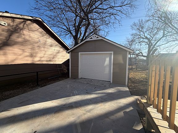 4th image of 209 E Clark Ave