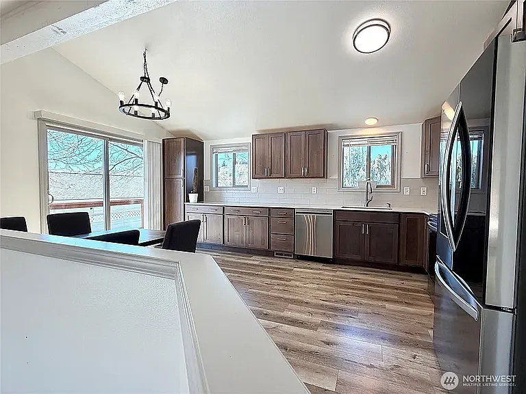 611 Hillcrest Circle Dr — Photo 3