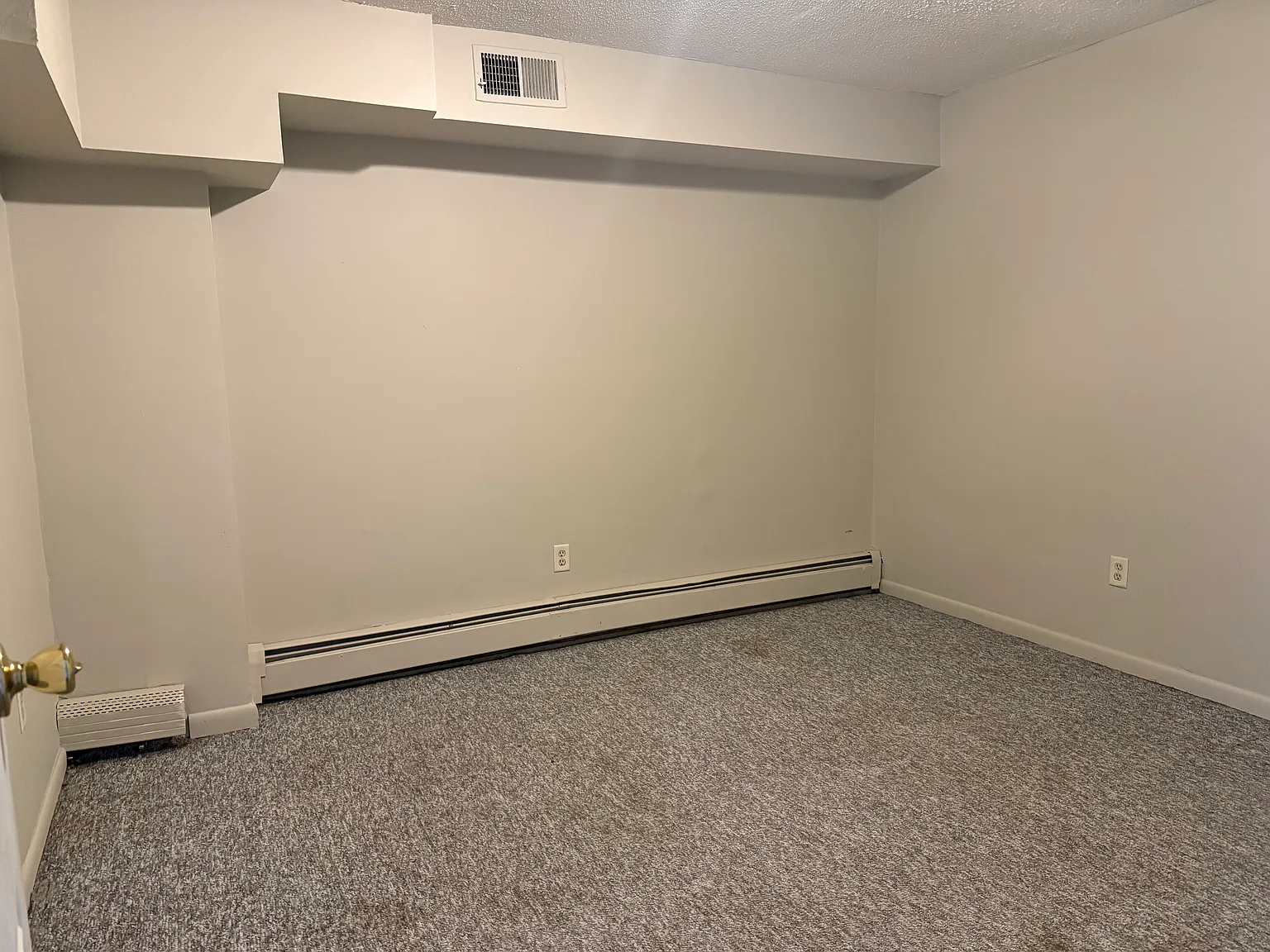 4 bed, 1900 sqft, $2,000 — Photo 4