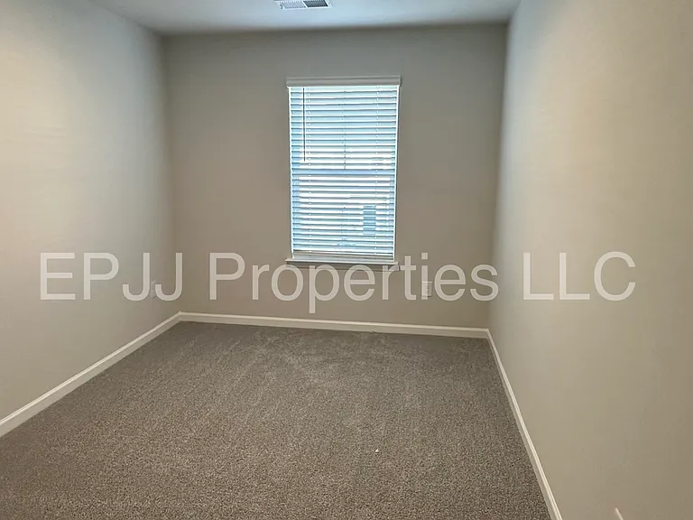 141 Randwick Ln — Photo 8