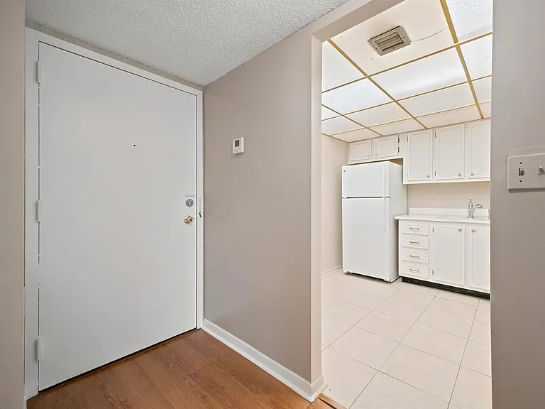 500 Executive Center Dr #2M — Photo 2