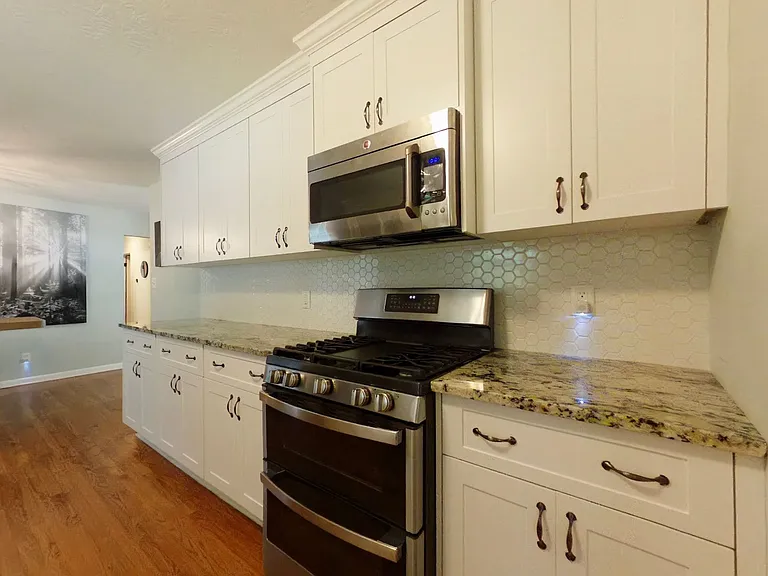 1117 Eisenhower Dr — Photo 10