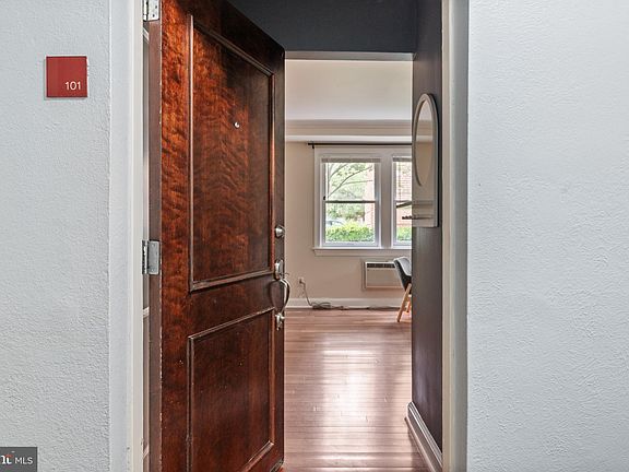 2nd image of 906 S Washington St APT 101