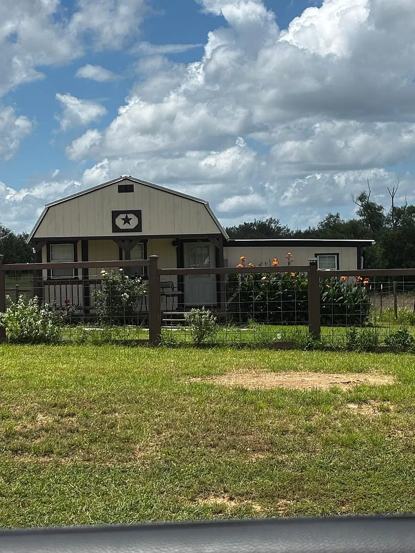 2 bed, 900 sqft, $1,300 — Photo 1