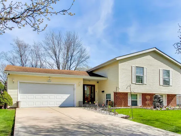 2215 S Bradford Dr, Wheaton, IL 60189