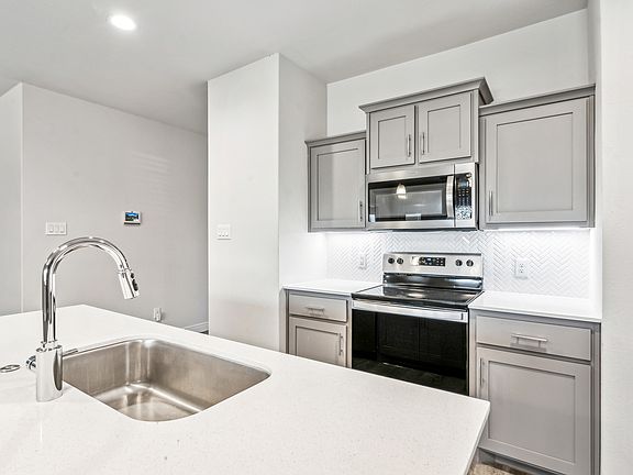 3rd image of 3100 Winoak Dr