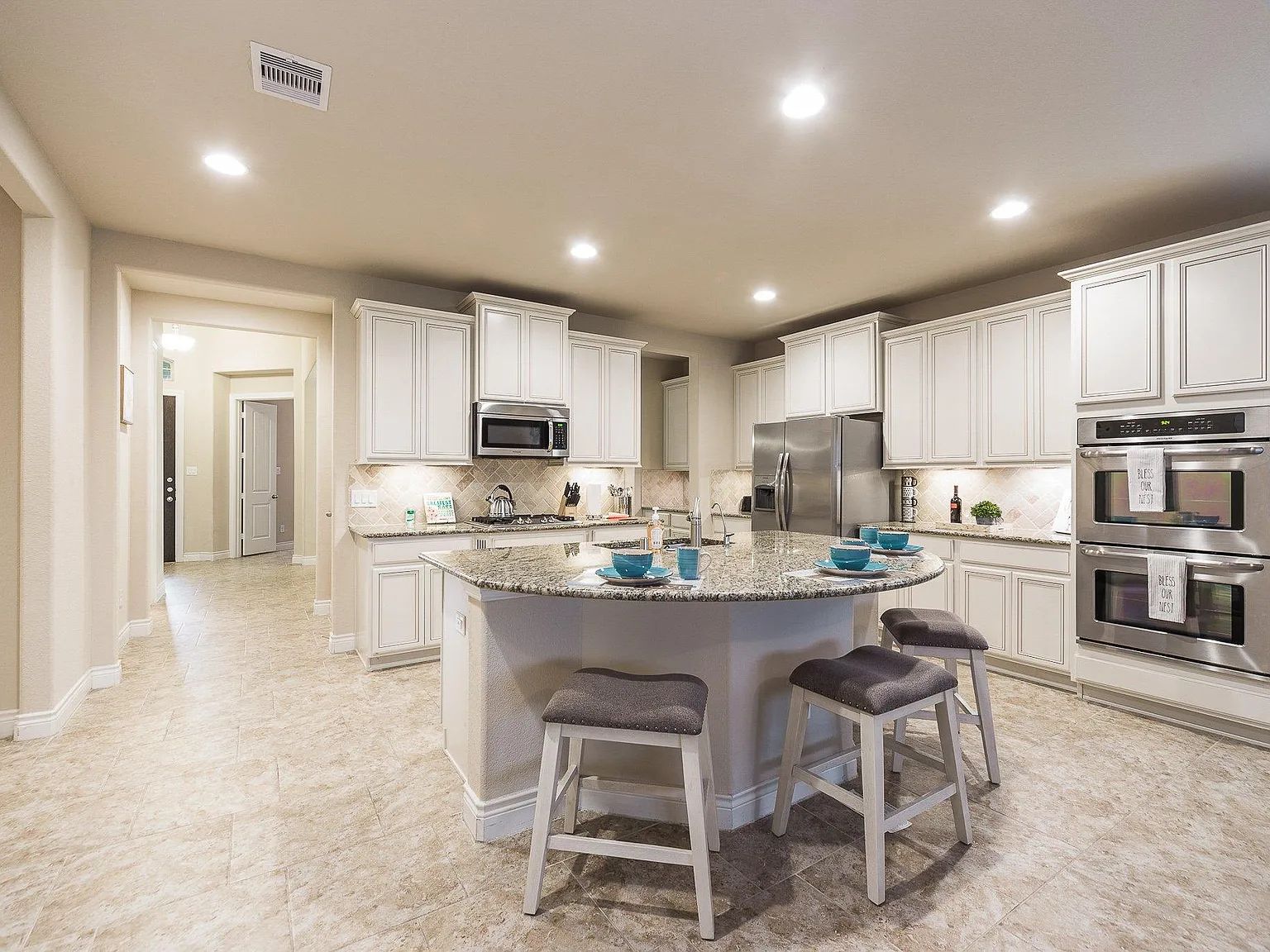 4 bed, 2.5 bath, 2564 sqft, $5,000 — Photo 3
