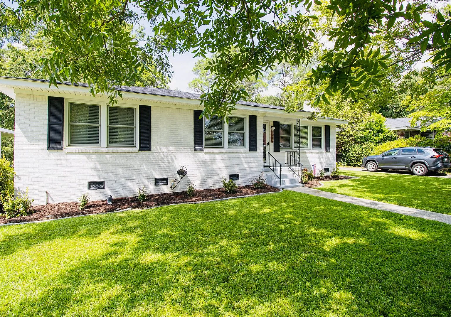 Stunning 3 Bed, 2 Bath brick home in West Columbia - Less than 10 minutes to Downtown Columbia an... — Photo 3
