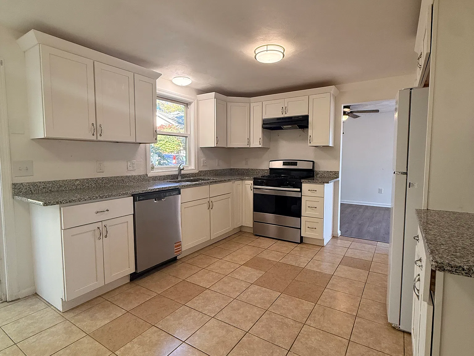 3 bed, 1290 sqft, $3,400 — Photo 3