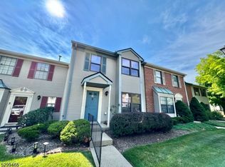 10 Tracy Ct, Franklin Park, NJ 08823