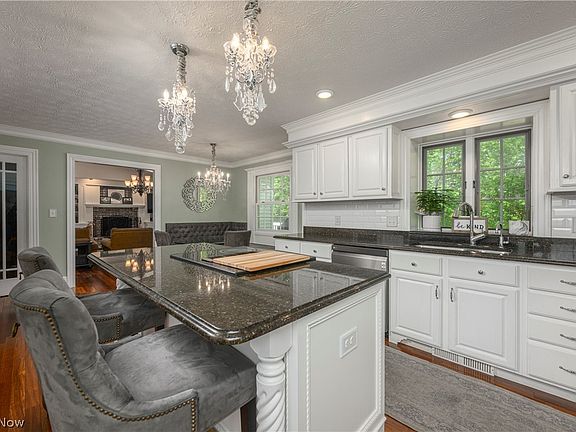 5th image of 374 Silver Ridge Dr