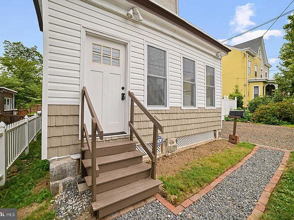 2nd image of 555 Jamestown Ave