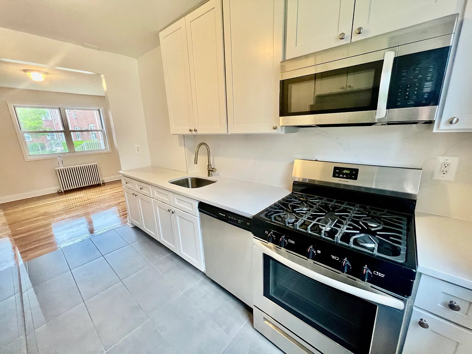 3 bed, 975 sqft, $3,249 — Photo 1