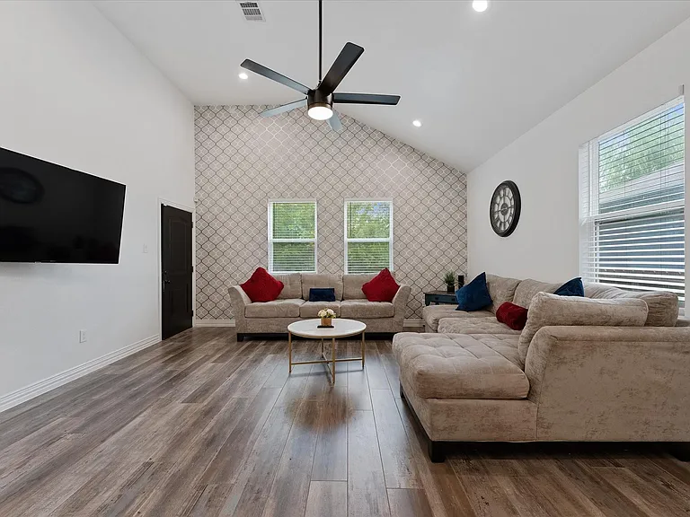 4547 Newberry St — Photo 12