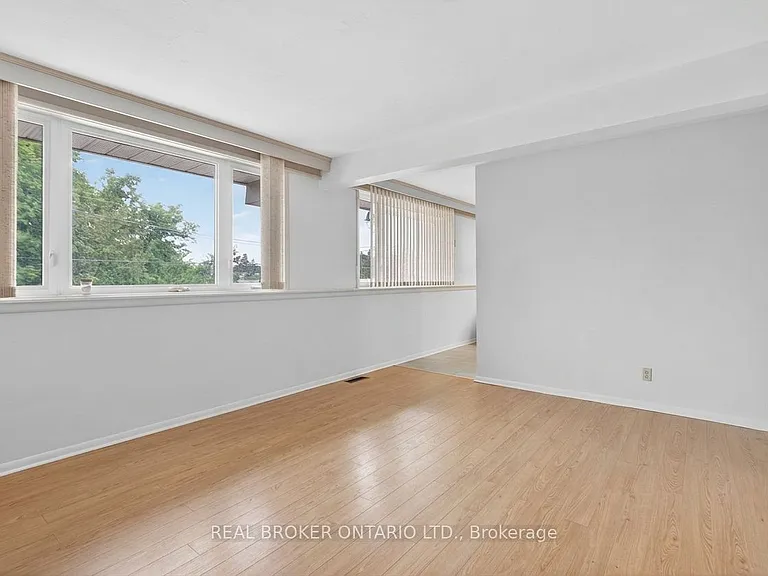 8 Westmount Dr S — Photo 4