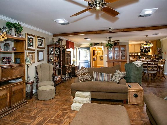 4th image of 512 Laurel Ln