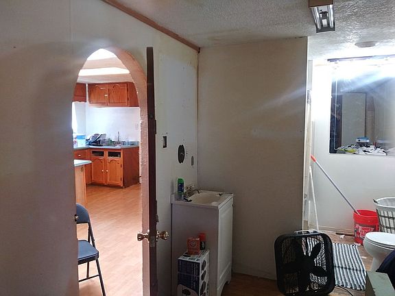 2nd bathroom leading 2 nd bdrm