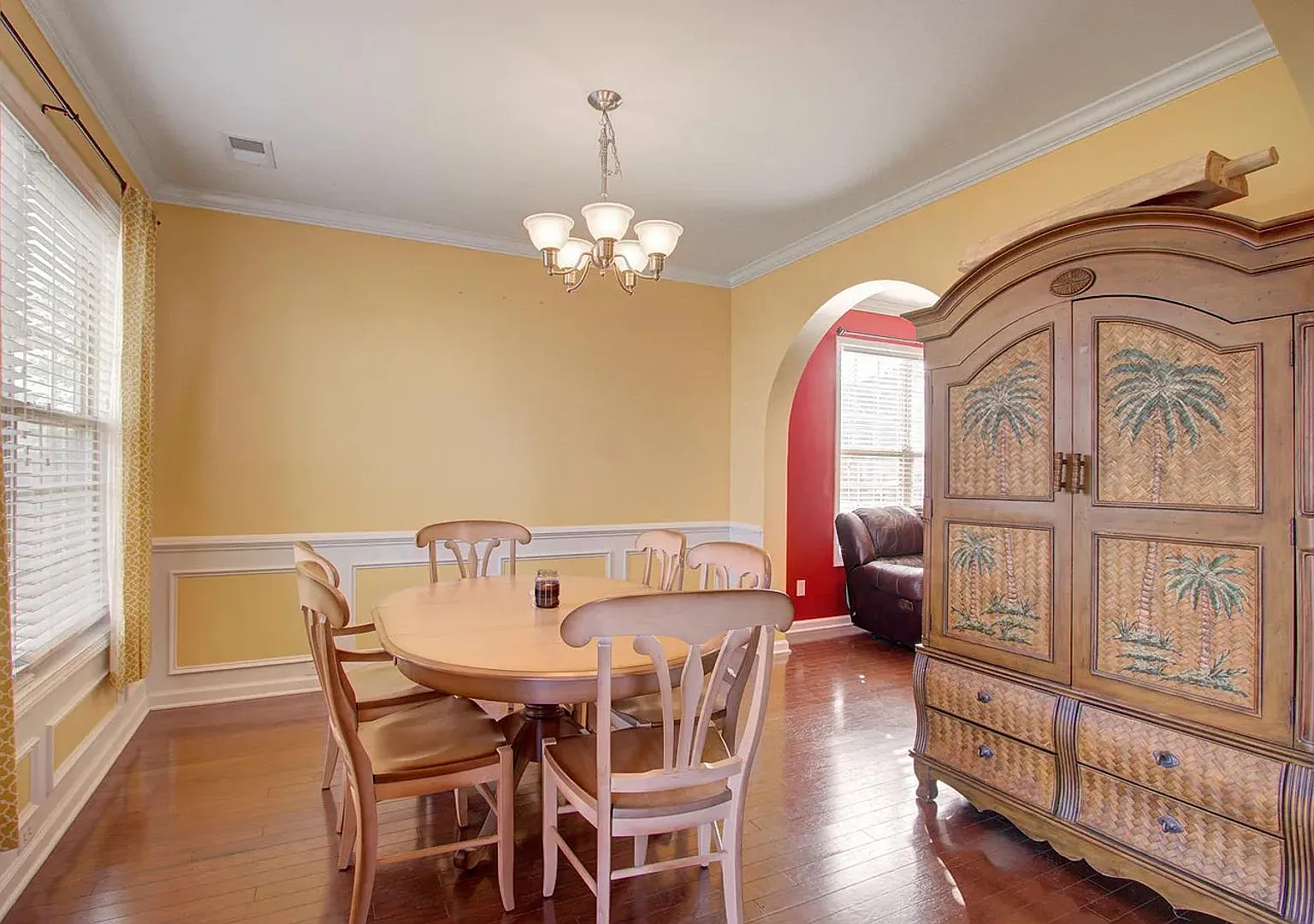 4BR/2BA with Granite Kitchen, Hardwoods & Fenced Yard — Photo 4