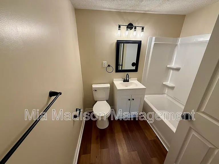 2233 E Derenne Ave — Photo 28
