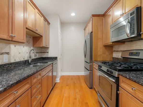 248 Albion St APT 321, Wakefield, MA 01880