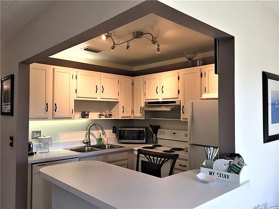 3rd image of 70 Royal Oak Ct