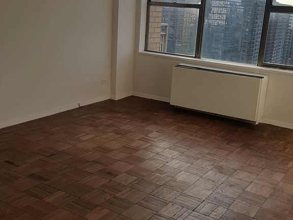 5th image of 201 W 70th St APT 25B