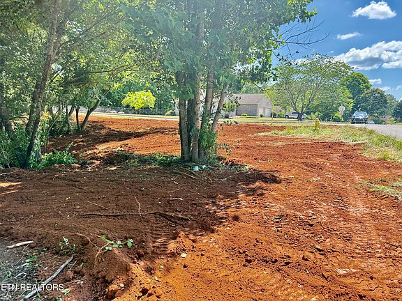 2nd image of 305 Oakwood Estates Dr