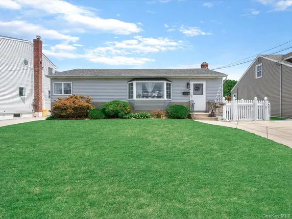 208 N 3rd Street, Oyster Bay, NY 11714