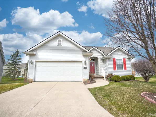 1130 Creekside Ct, Burton, MI 48509