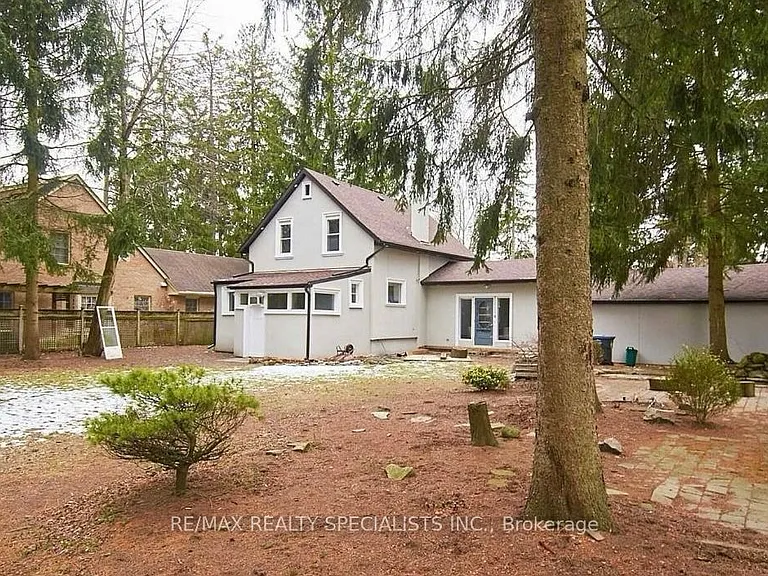 1395 Lorne Park Rd — Photo 2