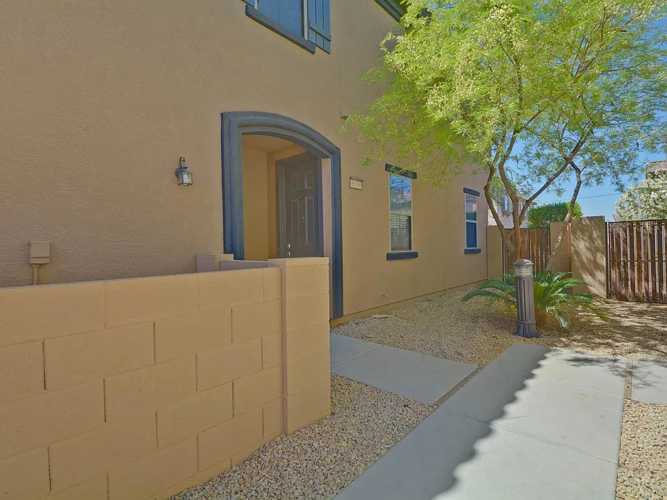 8168 W Lynwood St