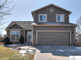 827 Fenwick St, Papillion, NE 68046