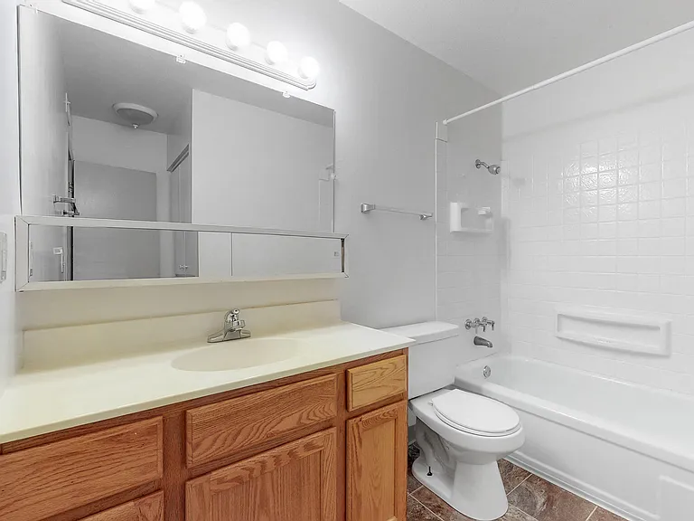 The 4220 Grand Apartments — Photo 24