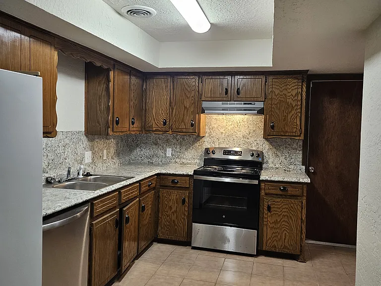 2705 Martin Ln — Photo 10