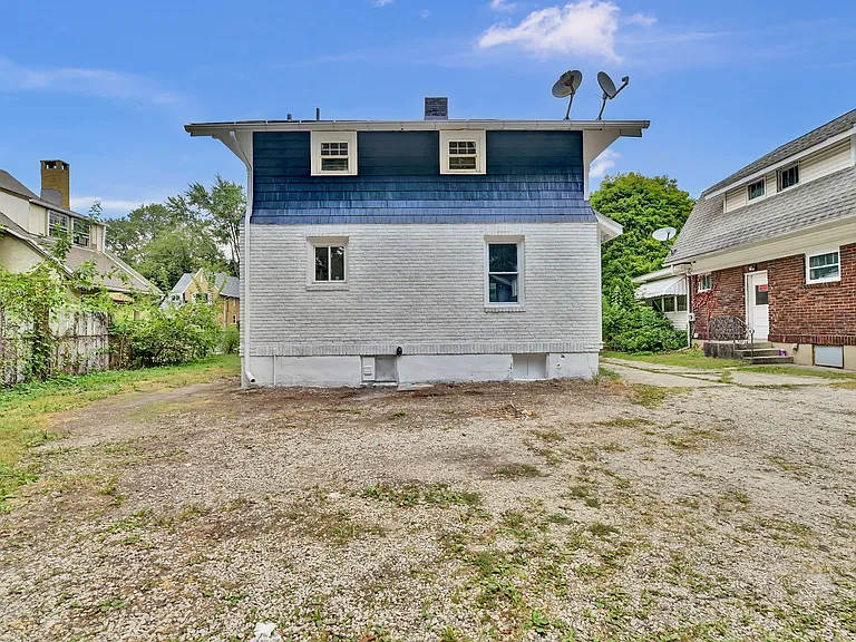 1584 Hampton Rd — Photo 3