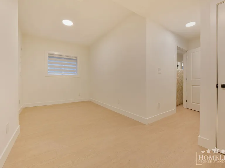 16678 16th Ave #BASEMENT — Photo 13