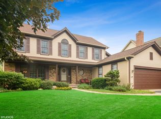 185 S Old Creek Rd, Vernon Hills, IL 60061