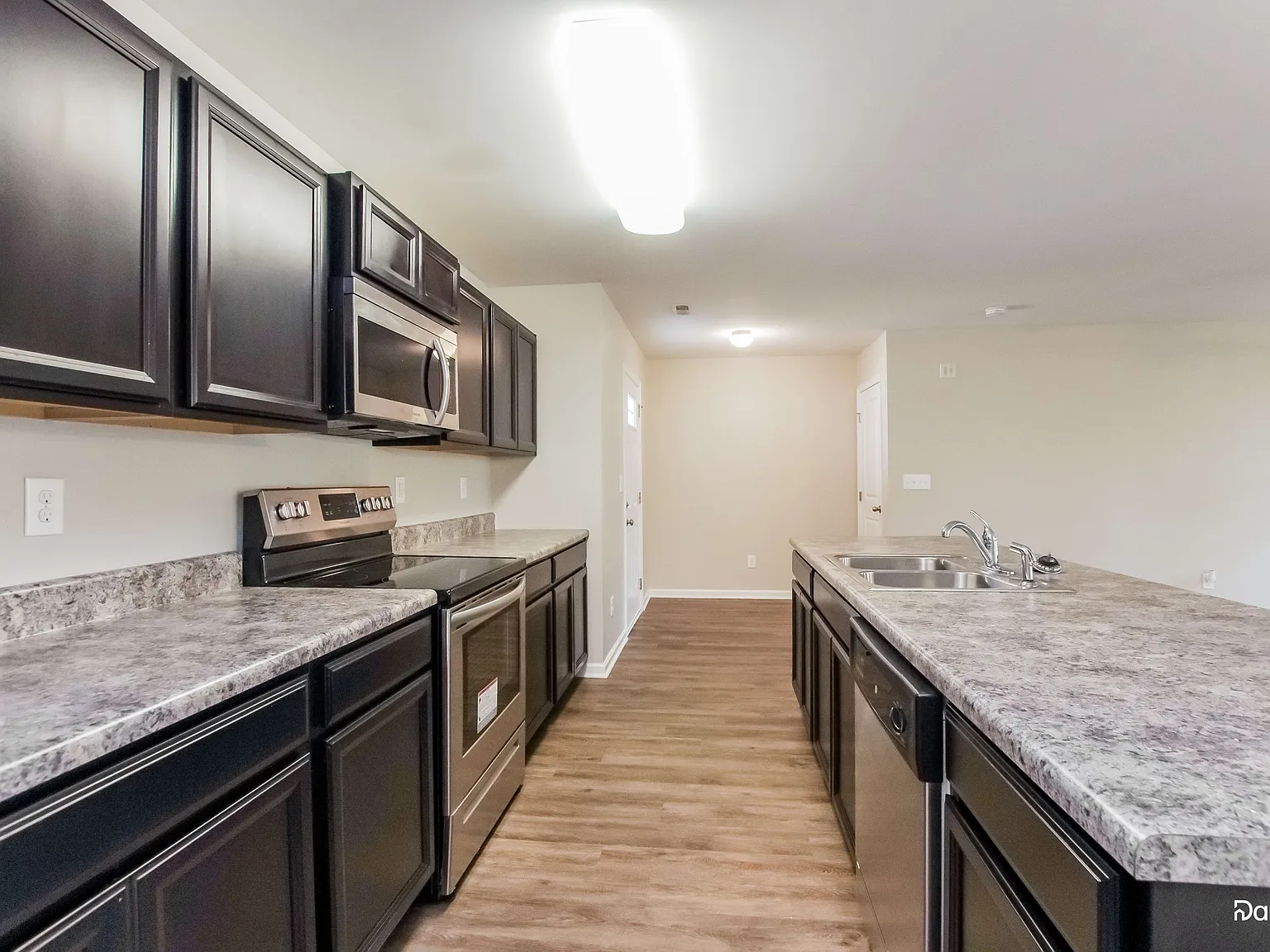 3 bed, 2.5 bath, 1753 sqft, $1,925 — Photo 3