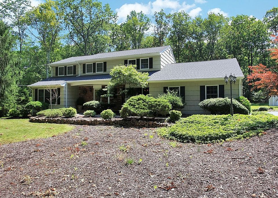 Updated Colonial in Warren