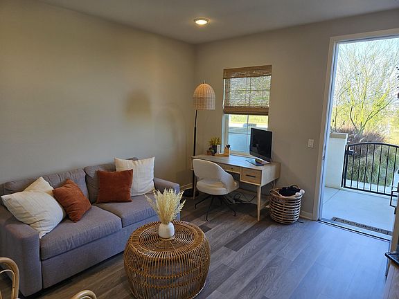 5th image of 811 Blackstone Dr