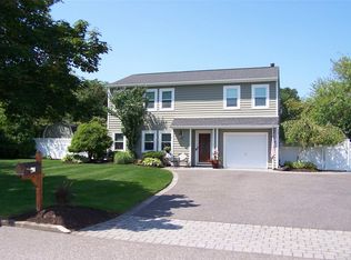 12 Burwood Ln, Coram, NY 11727