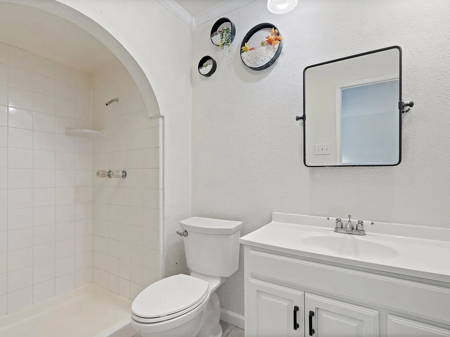 4 bed, 2.0 bath, 1770 sqft, $819 — Photo 2
