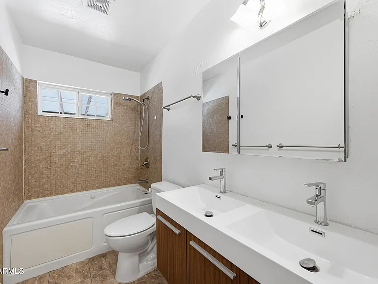 1031 E Vermont Ave — Photo 23