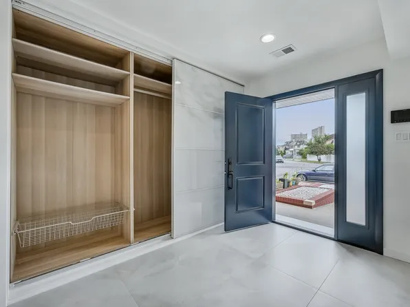 4330 Manhattan Avenue image 2 of 31