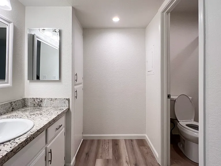 134 S Western Ave #10 — Photo 17